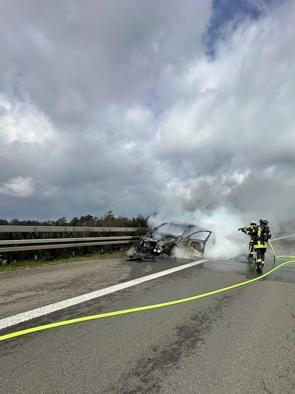 BMW auf Autobahn in Flammen – anderer Autofahrer rettet mit spektakulärer Aktion