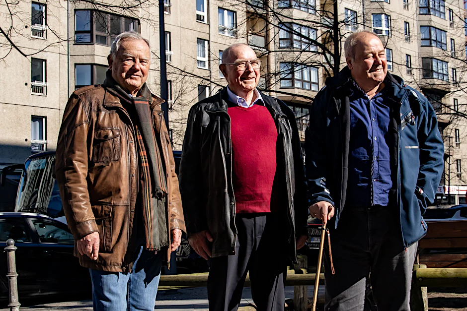 Werner Heinze, Harri Hahn und Dr. Udo Purtak (v.l.n.r.) waren an leitender Stelle am Bau von vielen Tausend Neubauwohnungen in Ost-Berlin beteiligt. Die Wilhelmstraße, seit 2021 denkmalgeschützt, war ihre letzte Baustelle.