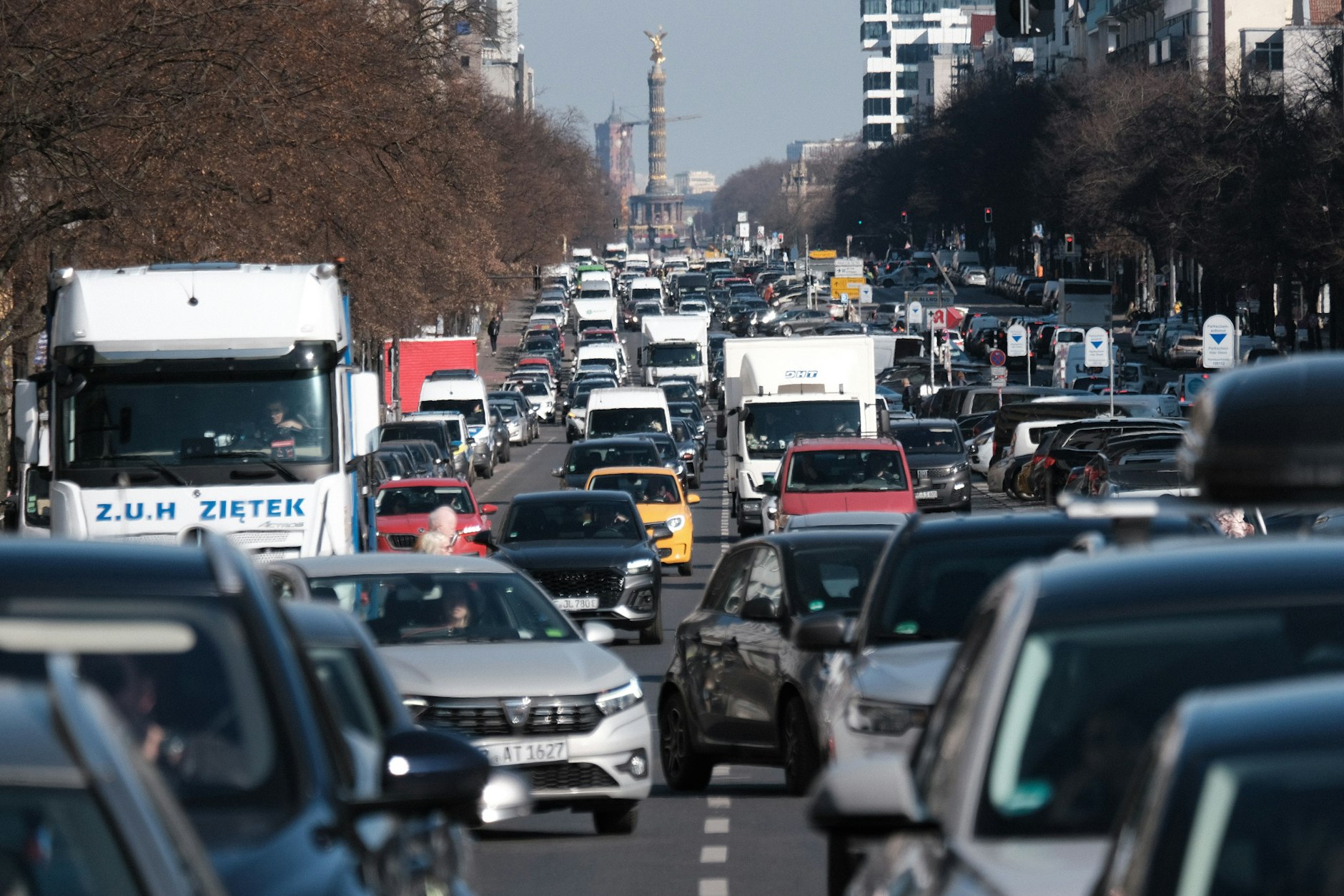 Das Verkehrschaos durch die einsturzgefährdete Brücke breitet sich auf die umliegenden Straßen aus.