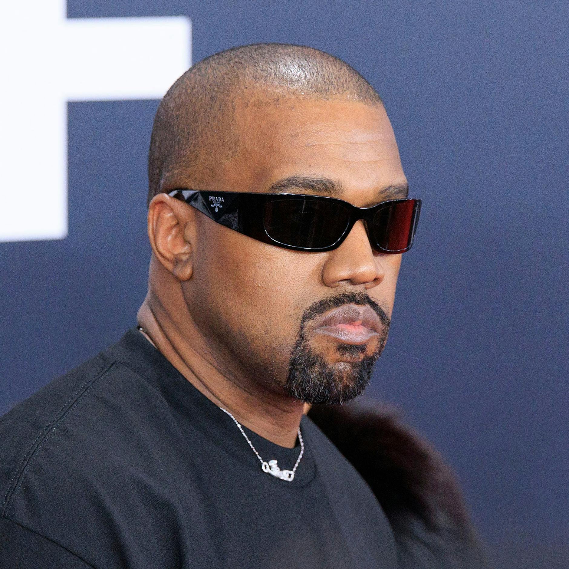 Image - Kanye West erscheint zu Interview in Ku-Klux-Klan-Robe: Dreht er jetzt komplett durch?