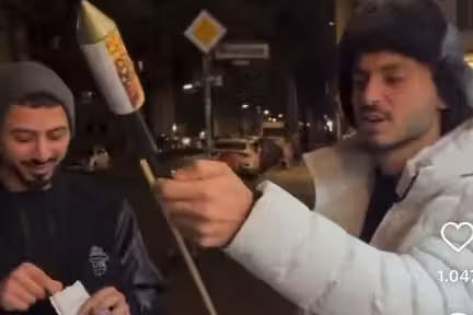 Der Moment, in dem der Böller-Chaot die Rakete anzündet.