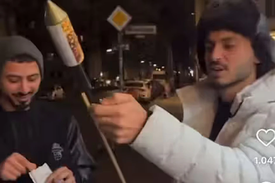 Der Moment, in dem der Böller-Chaot die Rakete anzündet.