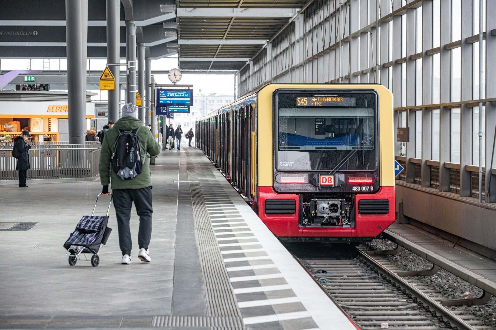 Unterwegs in Berlin. Ein Zug der neuesten S-Bahn-Baureihe 483 hält in Südkreuz.