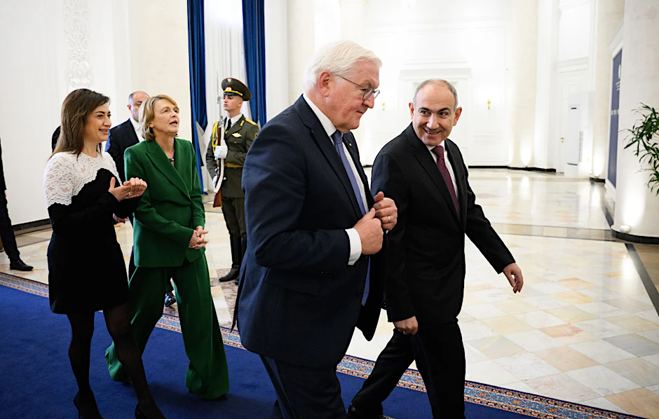 Jerewan, Amtssitz des Ministerpräsidenten: Bundespräsident Frank-Walter Steinmeier (2.v.r) und Nikol Paschinjan, Ministerpräsident von Armenien, dahinter ihre Ehefrauen Elke Büdenbender (2.v.l)  und Anna Hakobjan