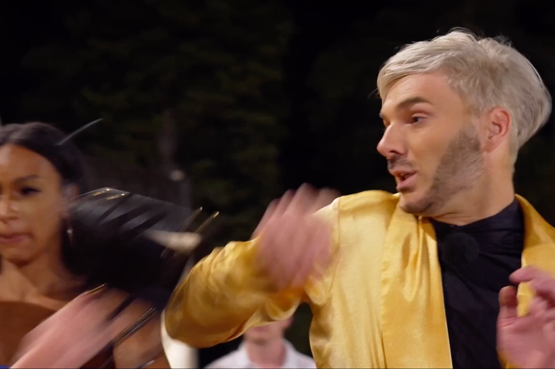 Sam Dylan ist entsetzt, als Georgina mit ihrer Handtasche auf ihn einschlägt.