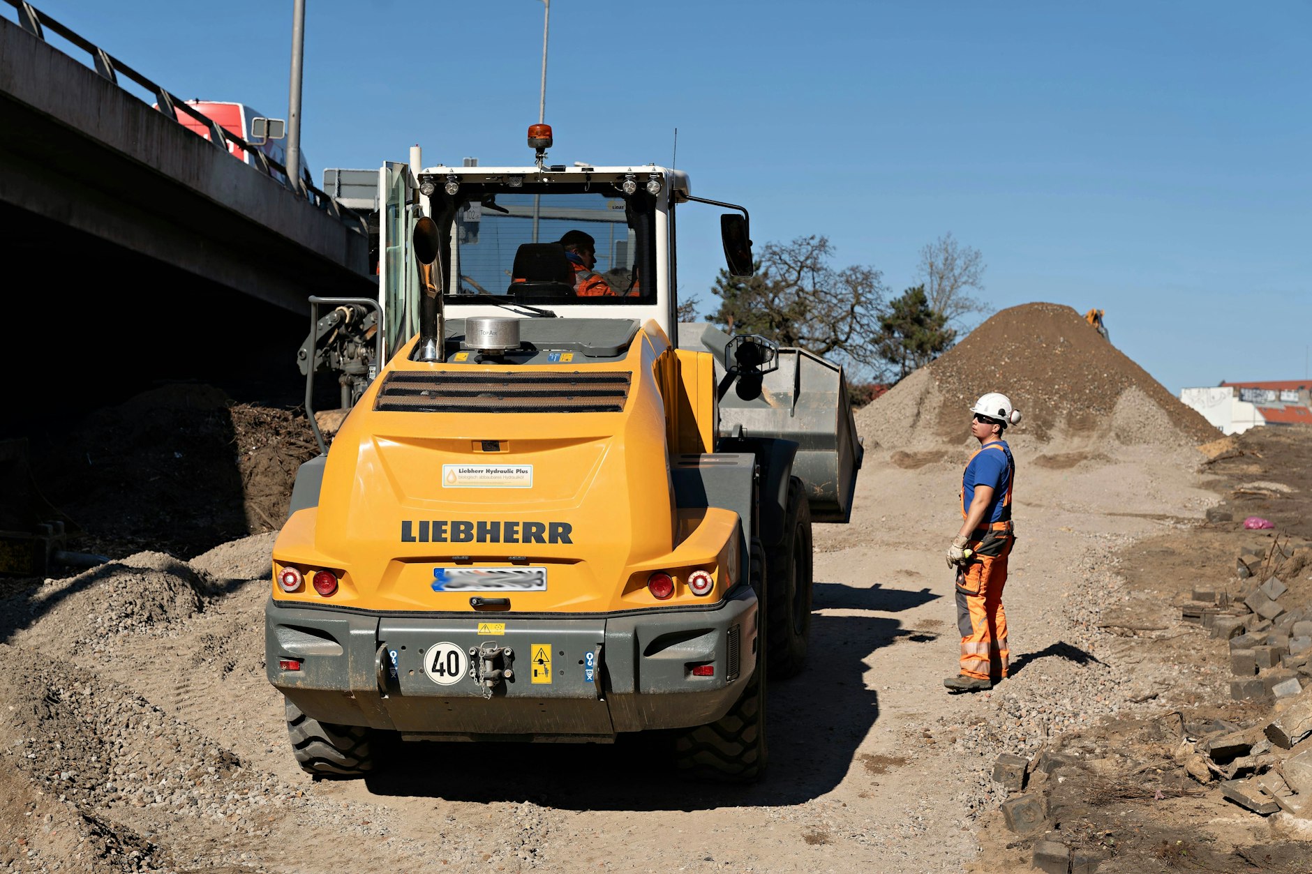 Bagger sind bereits an der gesperrten Ringbahnbrücke an der Stadtautobahn A100 om Einsatz. Die Vorbereitungen für den Abriss laufen.