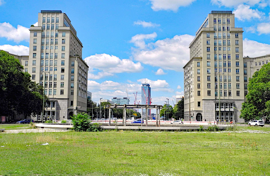 Strausberger Platz. Lose Kacheln an den Gebäuden dürfen nicht verschraubt werden.