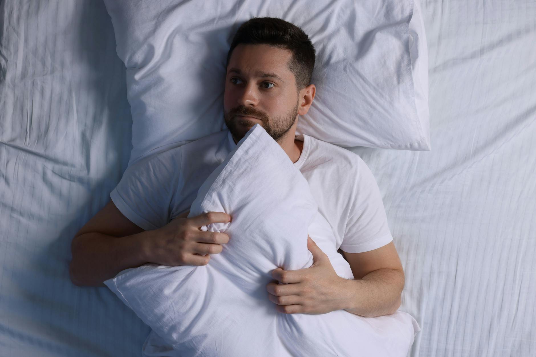 Wenn die Gedanken einen nicht schlafen lassen: Die Methode „Cognitive Shuffling“ beruhigt das Gehirn, man findet leicht und schnell in den Schlaf.