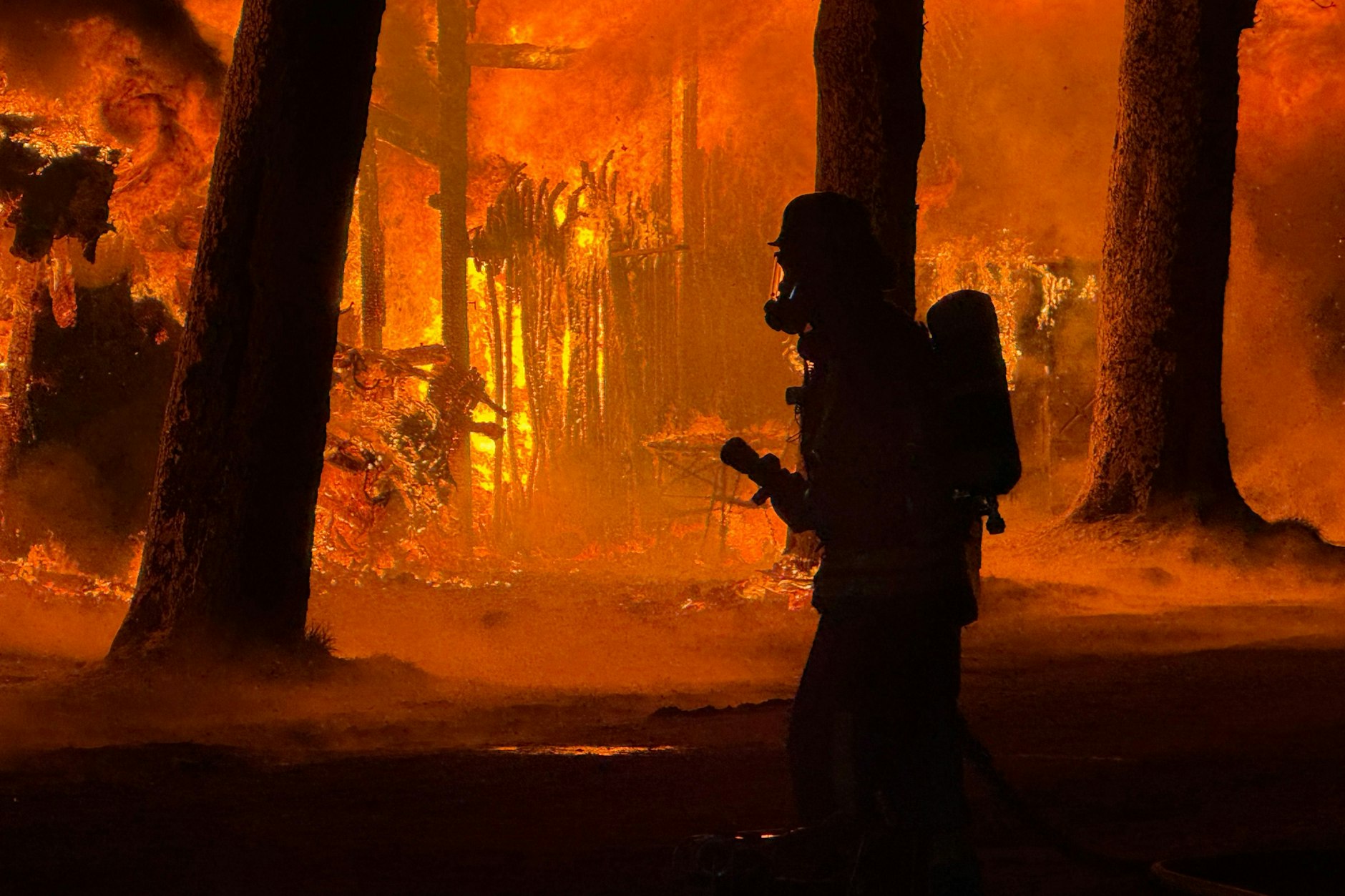 Feuerwehrleute riskieren bei Einsätzen häufig Leib und Leben. Doch was veranlasst manche Feuerwehrleute, selbst zu Brandstiftern zu werden?