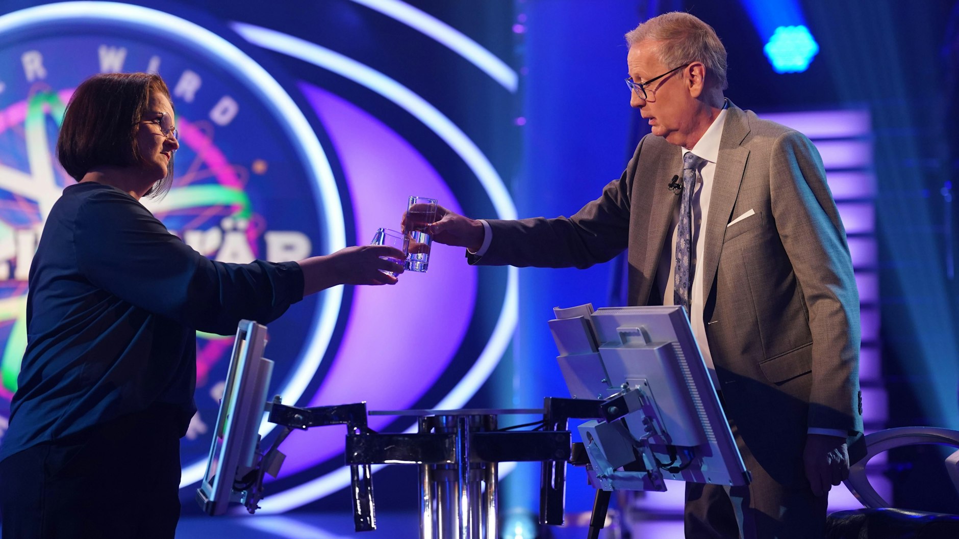 Kandidatin Manja Graewe mit Günther Jauch bei „Wer wird Millionär?“. Nach einer Frage zu Ronald Schill und dem Standard, für den er Vorreiter war, muss sie die Quizrunde beenden.