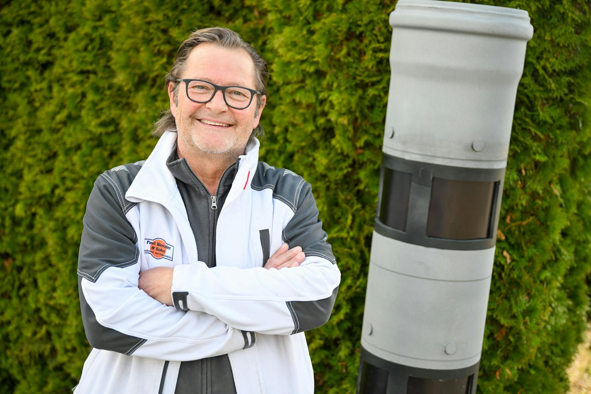 Thilo Wenzler findet den falschen Blitzer prima. Der wurde aus seinem Grundstück in Frittlingen einbetoniert. Von wem, ist noch unklar.