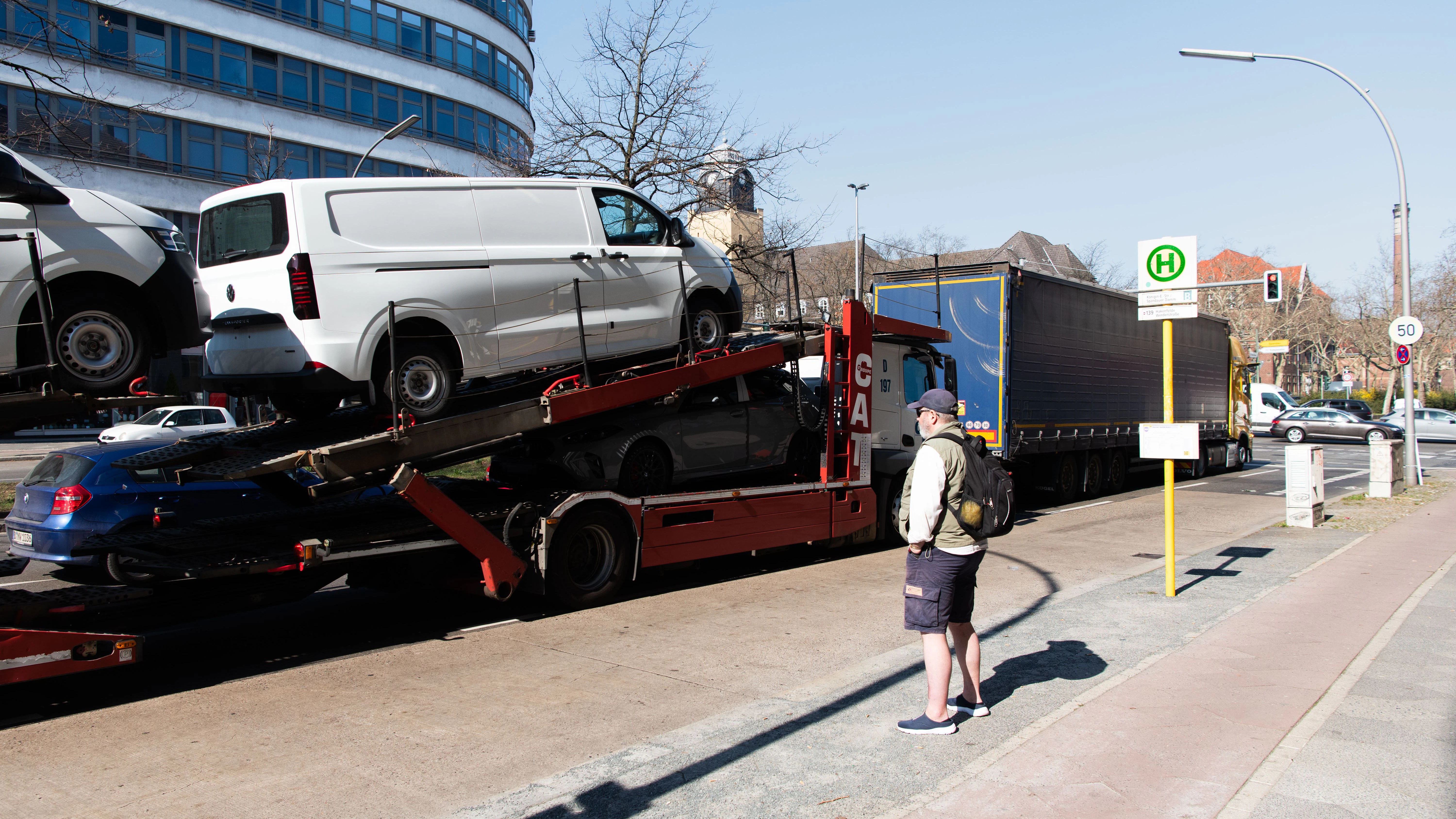 Die Nebenstraßen um die gesperrte Ringbahnbrücke in Charlottenburg sind voll von Autos und Llw.