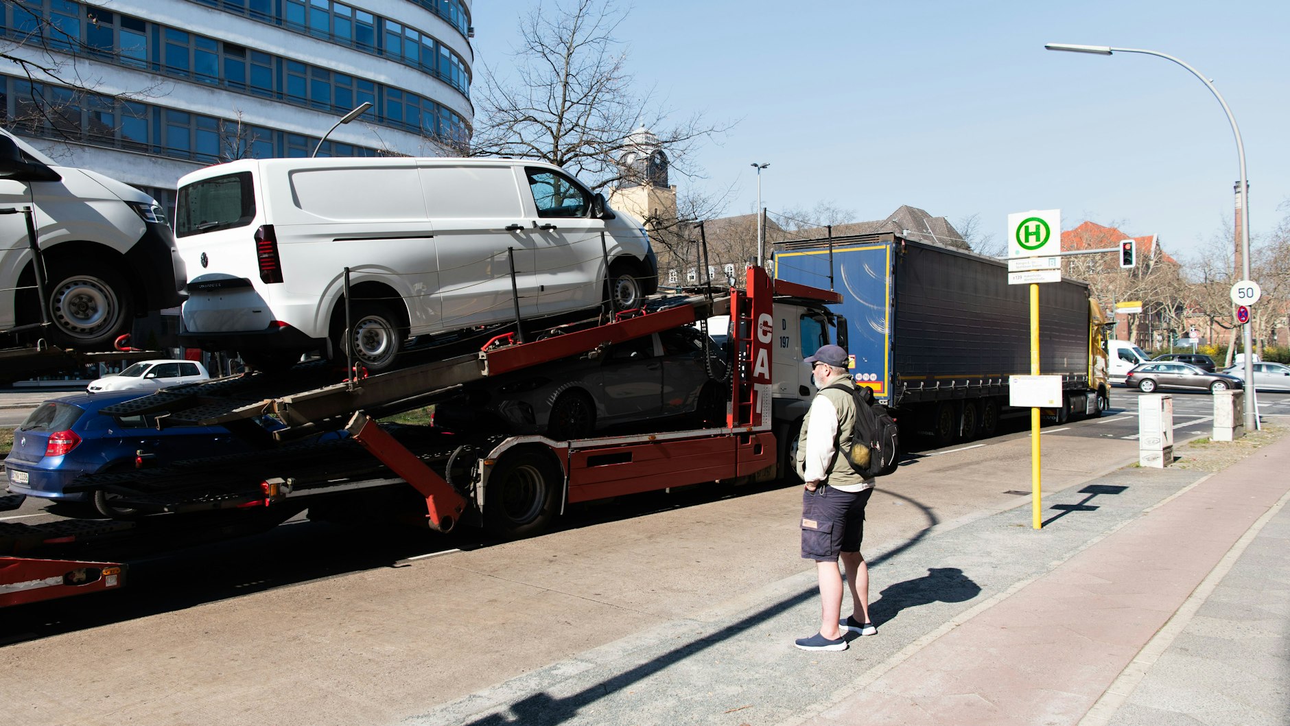 Die Nebenstraßen um die gesperrte Ringbahnbrücke in Charlottenburg sind voll von Autos und Llw.