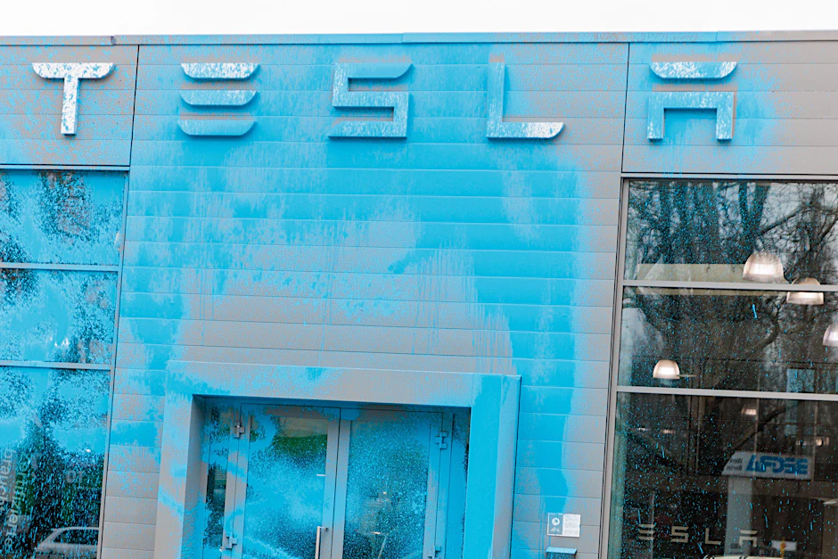 Aktivisten der Neuen Generation haben die Fassade des Tesla-Stores in Berlin-Reinickendorf mit blauer Farbe beschmiert.