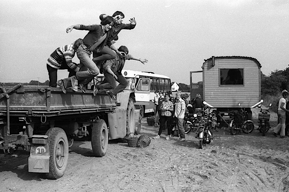 DDR-Jugendliche beim Ernteeinsatz, 1982