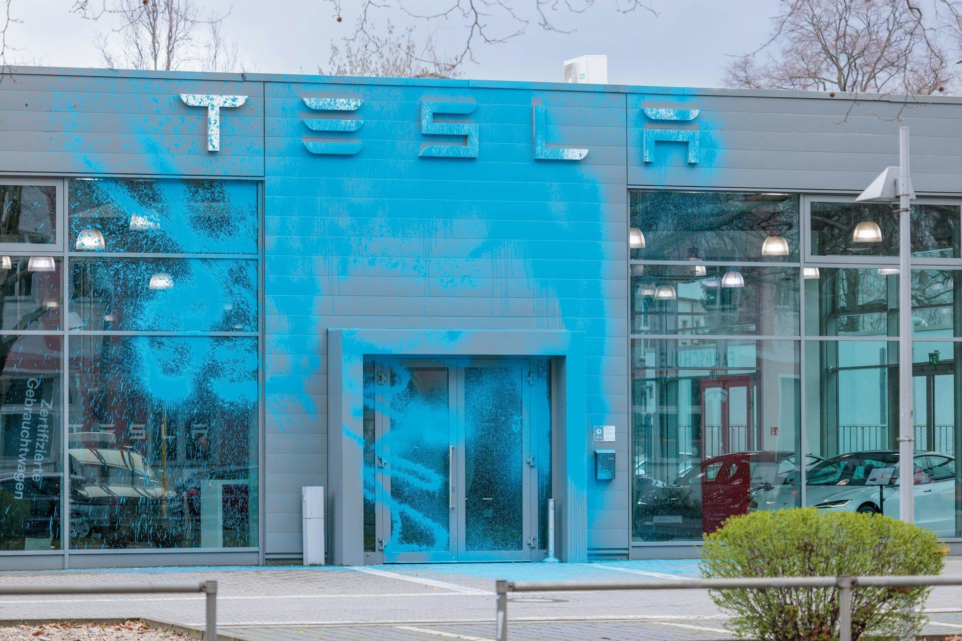 Aktivisten der Neuen Generation haben die Fassade des Tesla-Stores in Berlin-Reinickendorf mit blauer Farbe beschmiert.