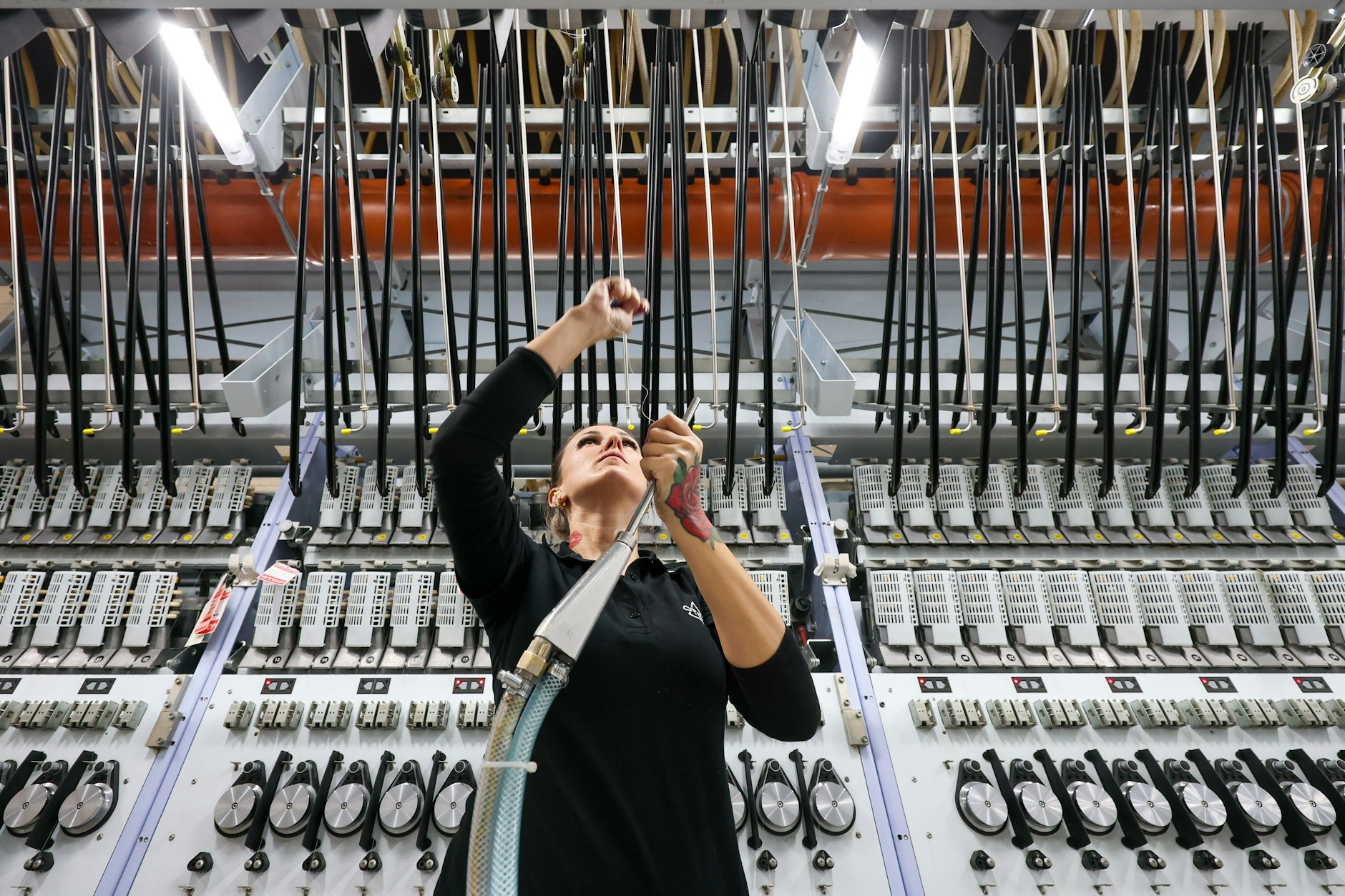 Eine Mitarbeiterin der OTEX Textilveredlung GmbH arbeitet in der Texturierung im sächsischen Flöha.