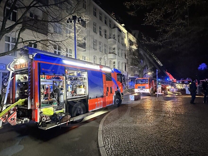 Drama in Kreuzberg: Menschen aus Dachstuhlbrand gerettet