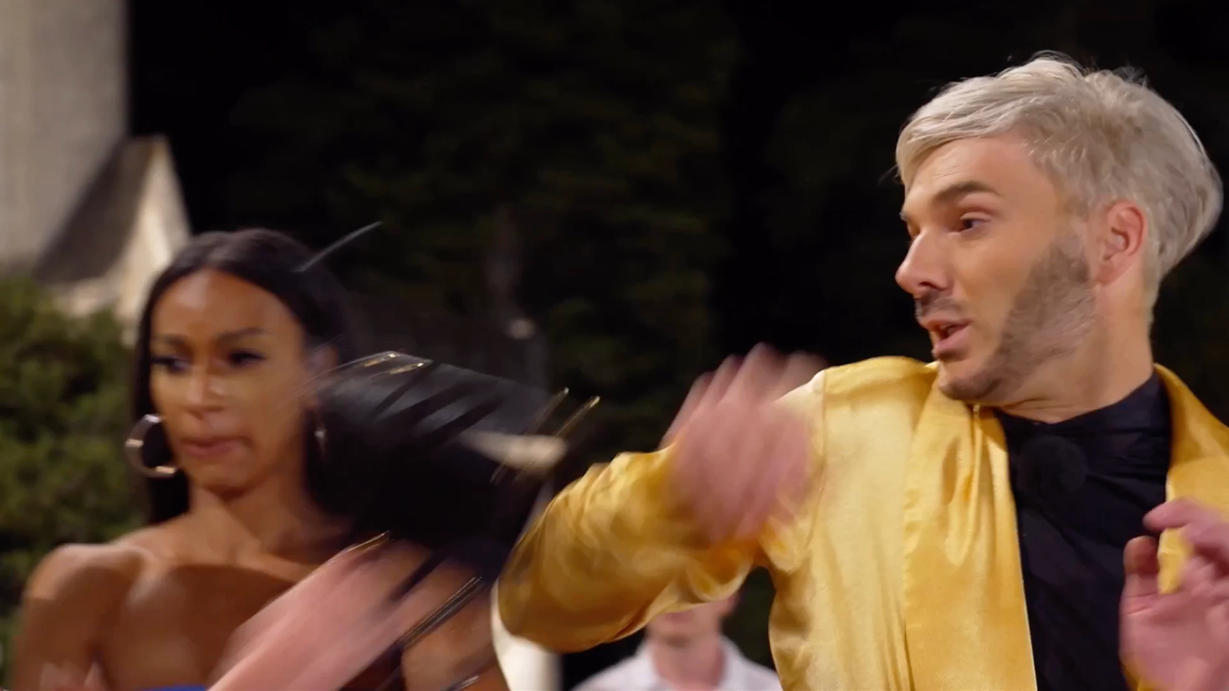 Sam Dylan ist entsetzt, als Georgina mit ihrer Handtasche auf ihn einschlägt.