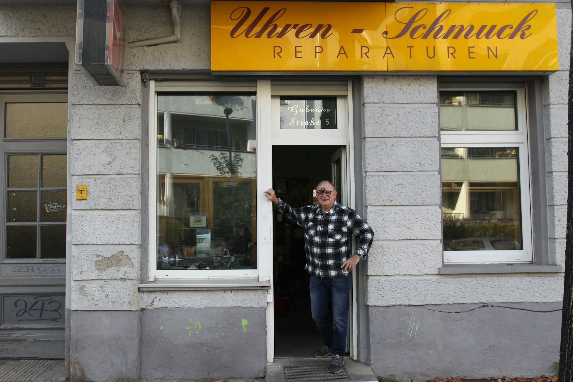 Uhrmachermeister Bernd Siebert und sein Geschäft an der Gubener Straße sind seit Jahrzehnten eine Institution im Bezirk Friedrichshain.