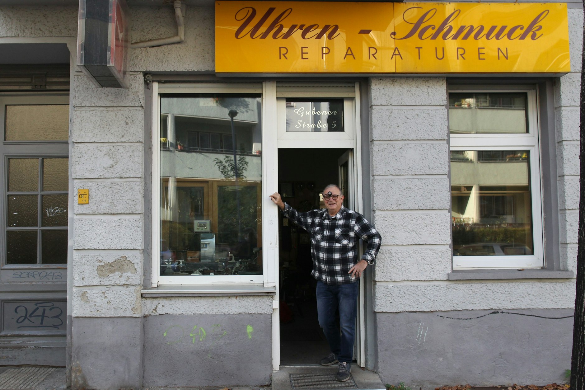 Uhrmachermeister Bernd Siebert und sein Geschäft an der Gubener Straße sind seit Jahrzehnten eine Institution im Bezirk Friedrichshain.