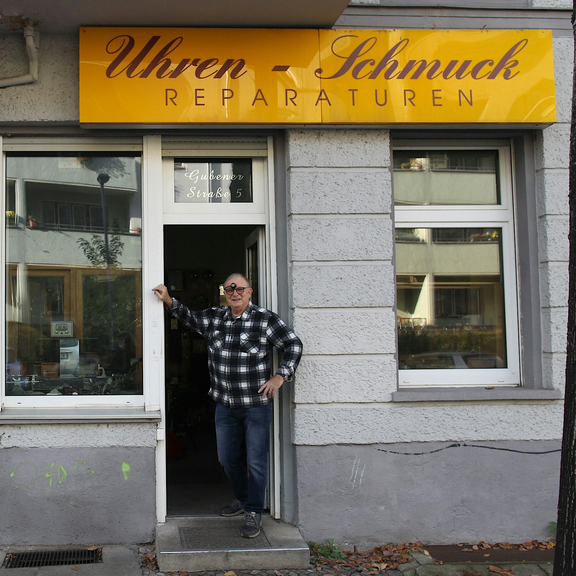 Uhrenopa Bernd Siebert geht in Ruhestand: Friedrichshainer Uhrenladen schließt nach 50 Jahren