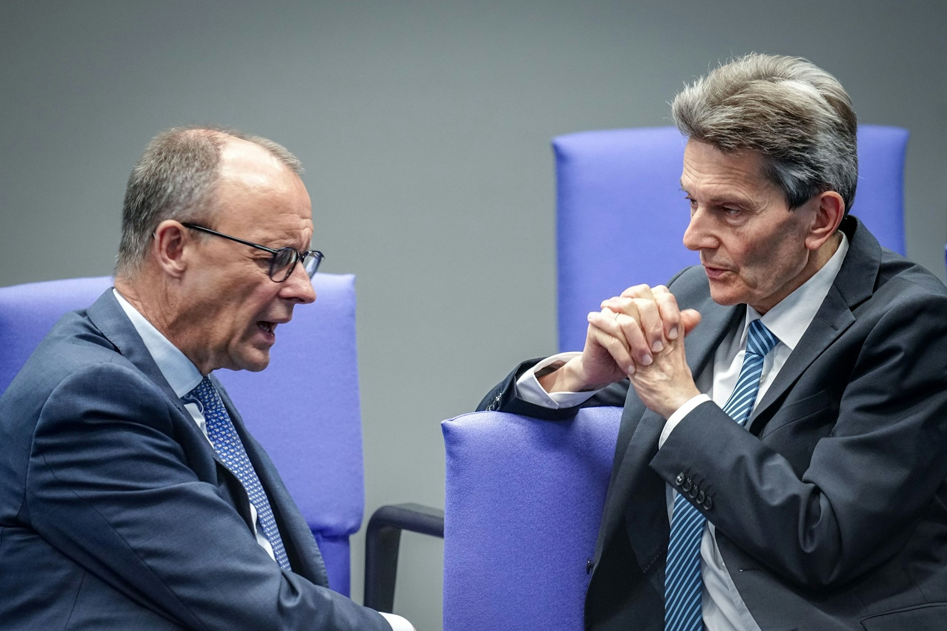 CDU-Chef Friedrich Merz (l.) und Rolf Mützenich, Vorsitzender der SPD-Bundestagsfraktion, unterhalten sich bei der Sitzung des Bundestags.
