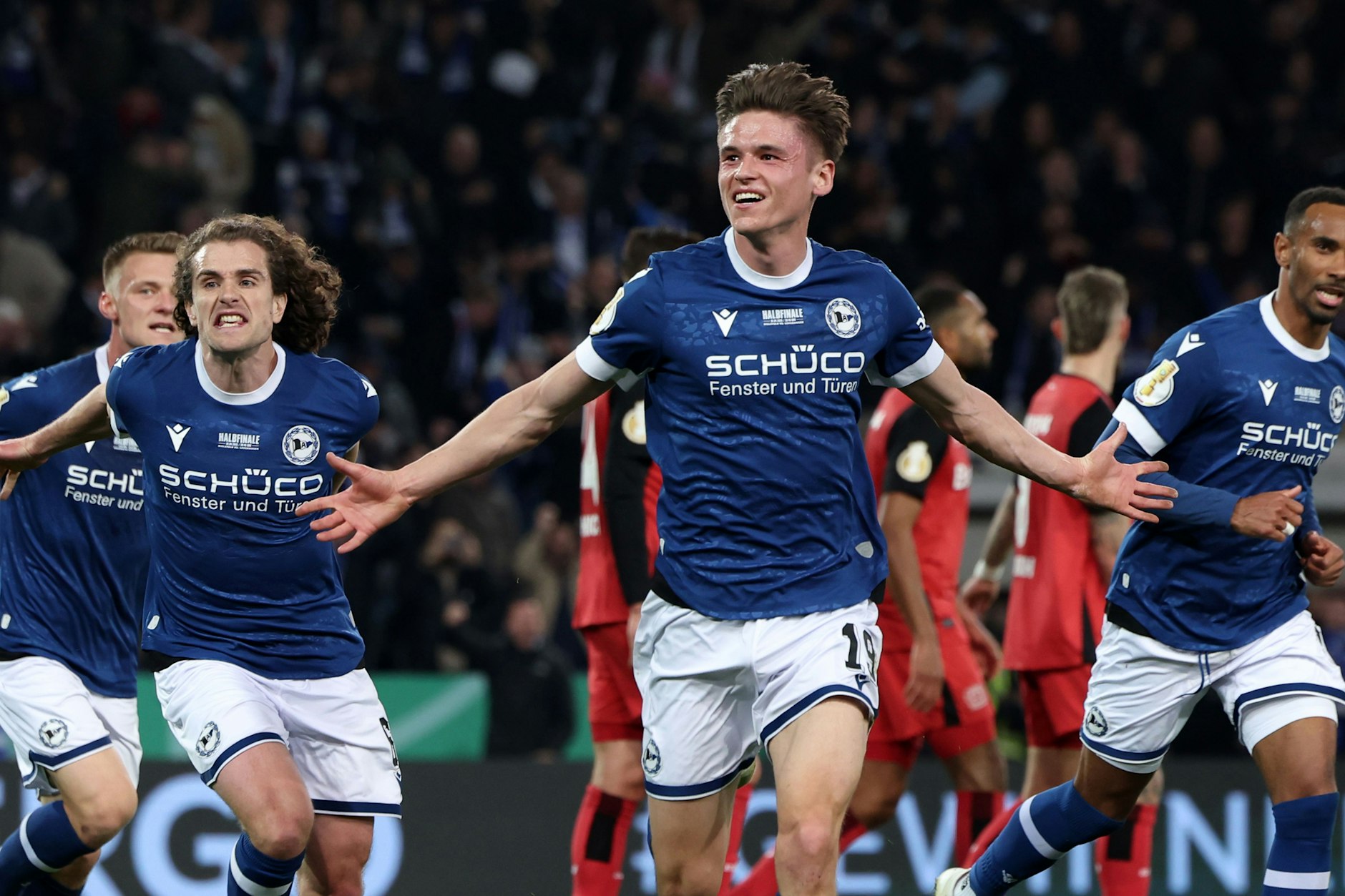 Bielefelds Maximilian Großer jubelt über seinen Treffer zum 2:1. Das Tor machte das Pokal-Wunder für Bielefeld perfekt.