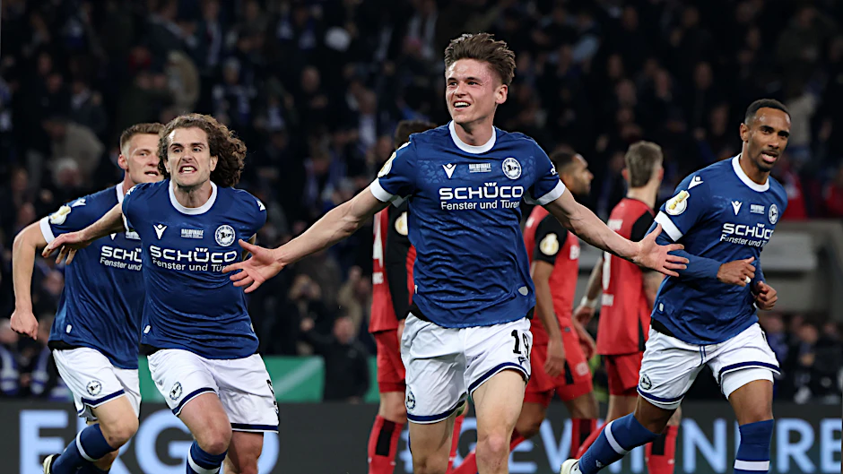 Bielefelds Maximilian Großer jubelt über seinen Treffer zum 2:1. Das Tor machte das Pokal-Wunder für Bielefeld perfekt.