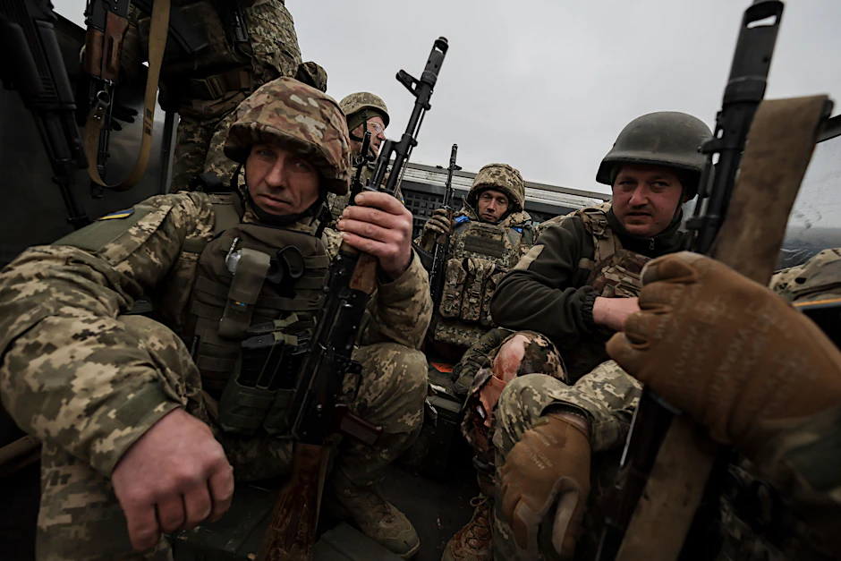 Dieses Bild, das vom Pressedienst der 24. mechanisierten Brigade der Ukraine zur Verfügung gestellt wurde, zeigt Soldaten auf einem Trainingsgelände an einem ungenannten Ort im Osten der Ukraine.