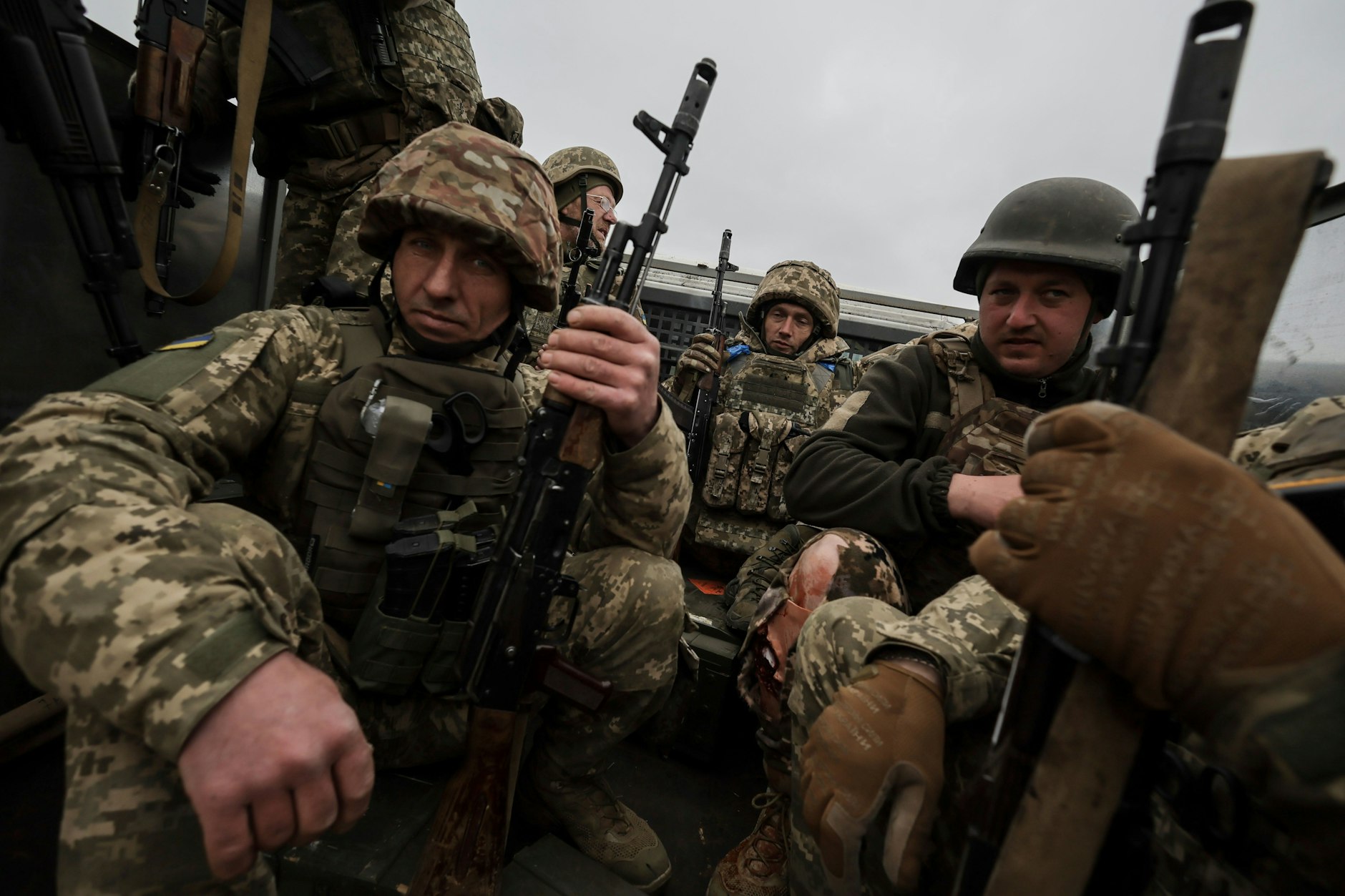 Dieses Bild, das vom Pressedienst der 24. mechanisierten Brigade der Ukraine zur Verfügung gestellt wurde, zeigt Soldaten auf einem Trainingsgelände an einem ungenannten Ort im Osten der Ukraine.
