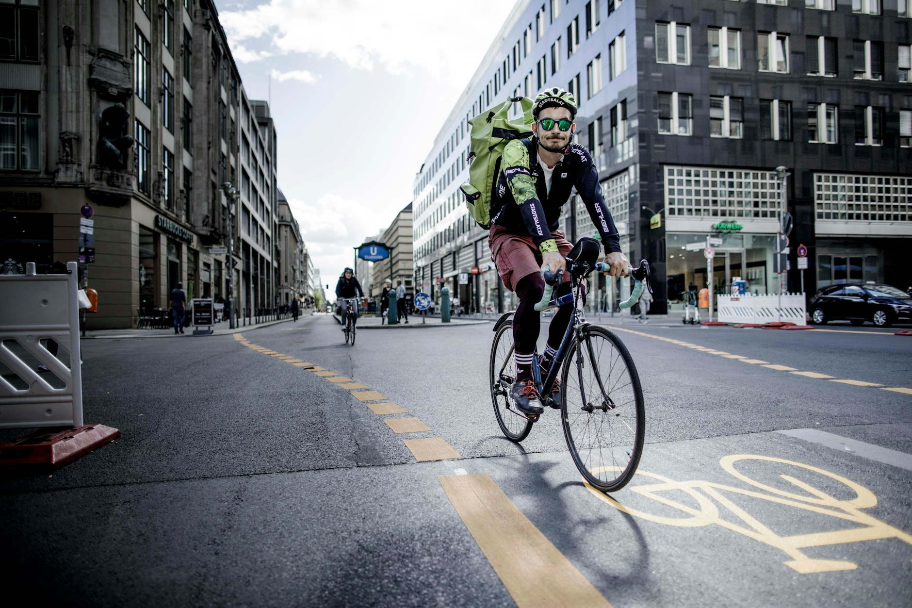 September 2020: Ein Fahrradfahrer fährt auf dem damals autofreien Abschnitt der Friedrichstraße.