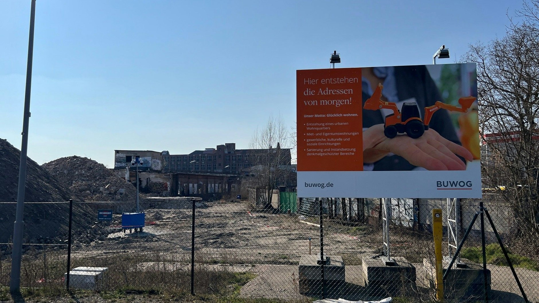 An der Ecke zur Friedrichshagener Straße steht das Bauschild für das alte Kabelwerk in Köpenick. 