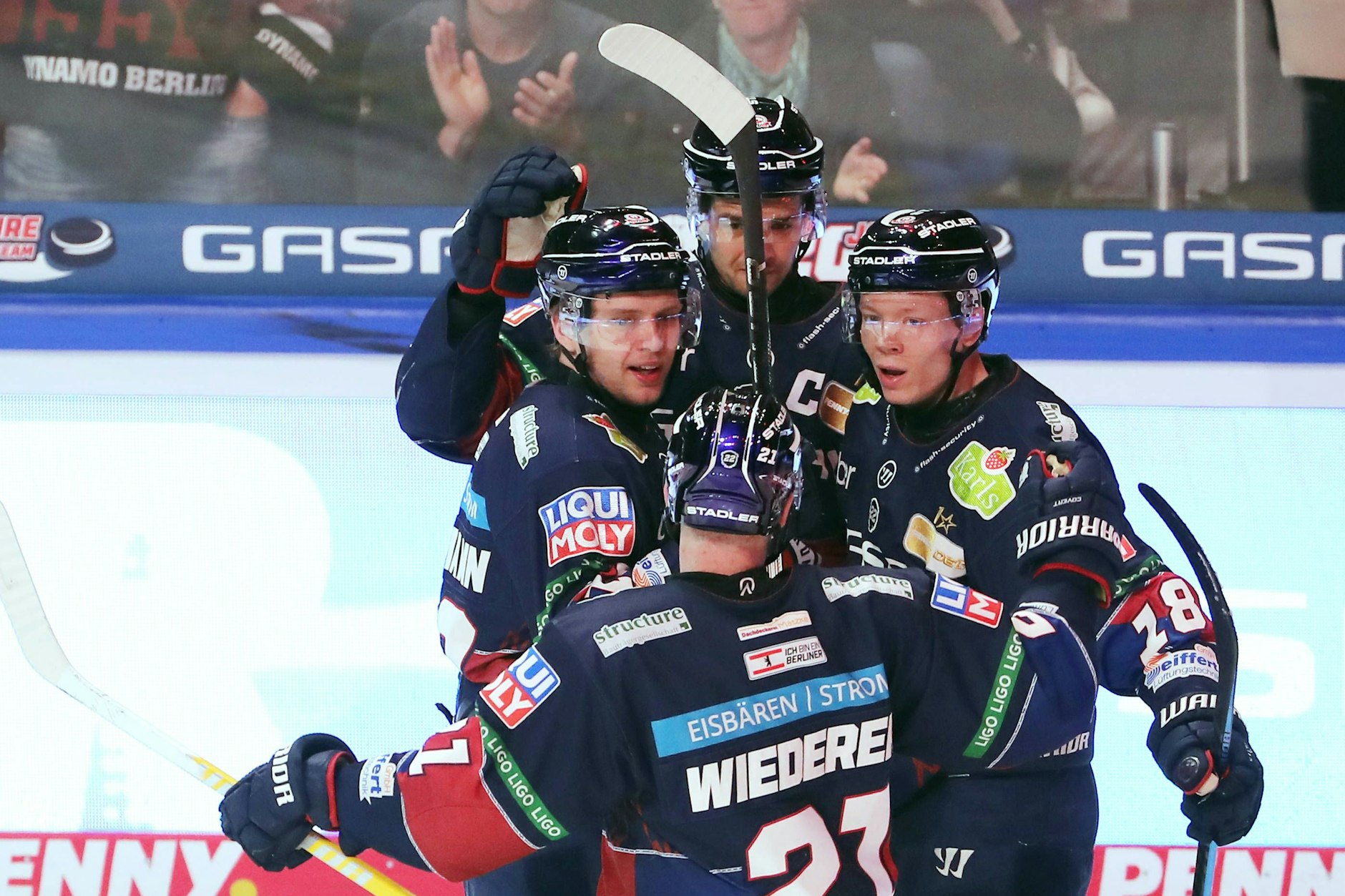 So schön möchte Jonas Müller (r.) auch heute mit den Kollegen beim Spiel gegen Mannheim jubeln.
