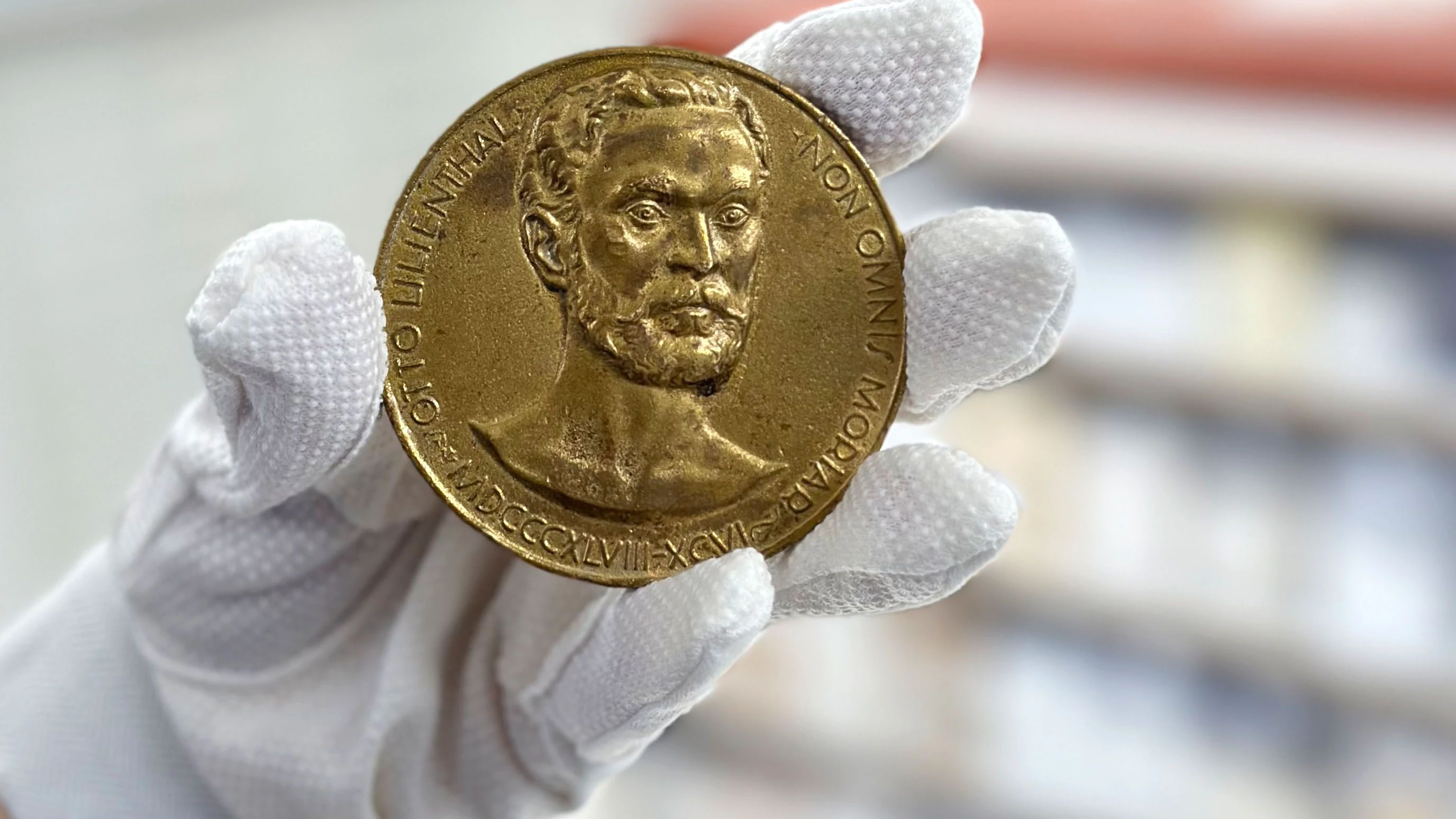 Diese Otto-Lilienthal-Medaille hat Rabea Rogge im All dabei.