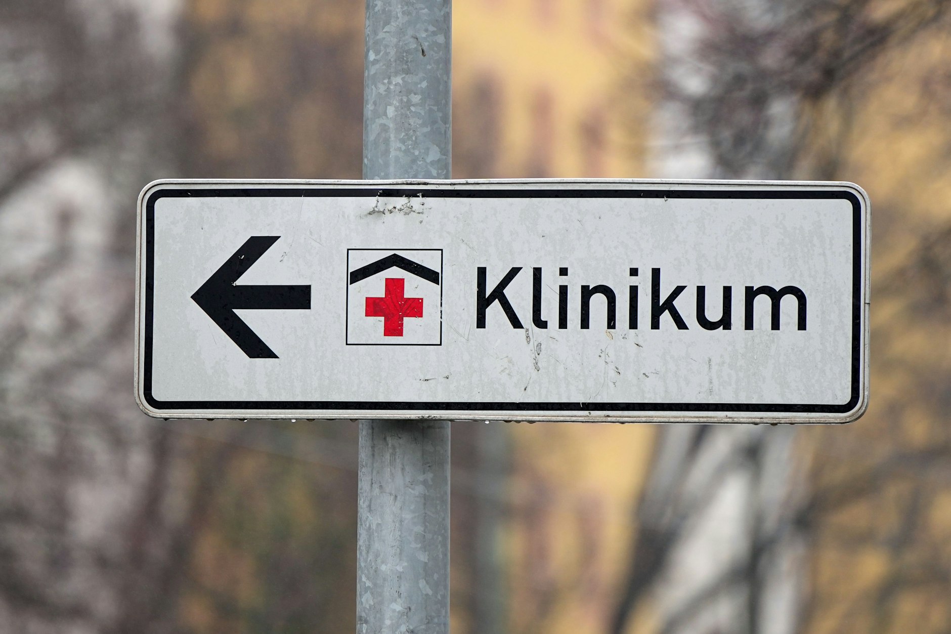 Brandenburg, Potsdam: Ein Schild mit rotem Kreuz weist den Weg zum Klinikum Ernst von Bergmann in Potsdam.