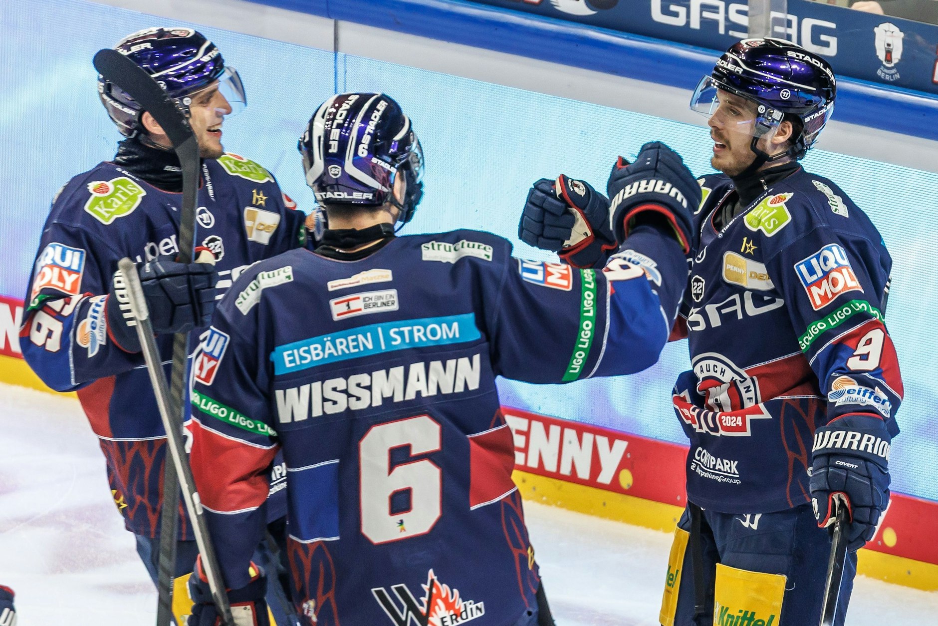 Berlins Ty Ronning (r.) jubelt mit Teamkollegen der Eisbären Berlin nach seinem Treffer zum 2:0.