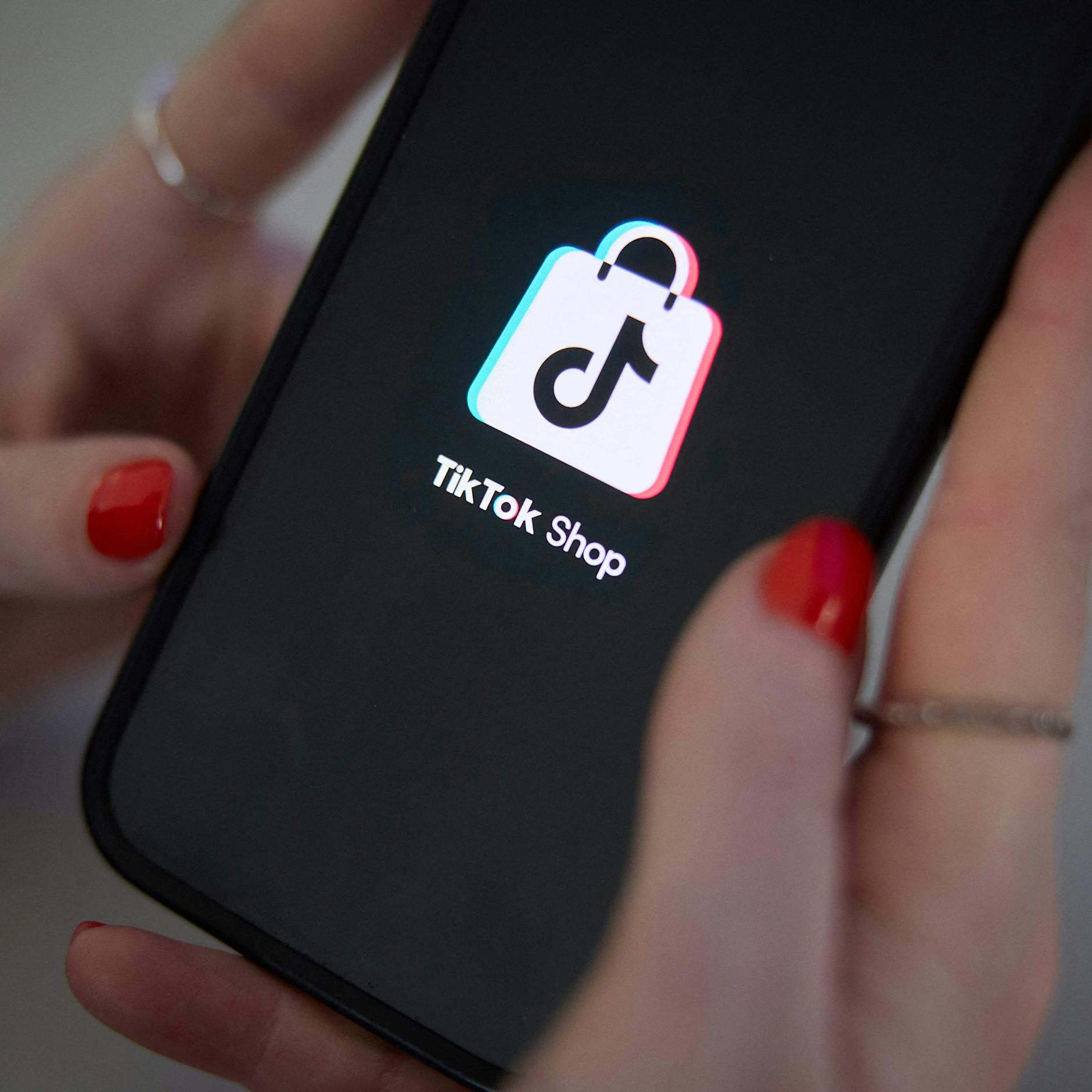 Achtung, Eltern! NEUER TikTok-Albtraum wird zur Schuldenfalle