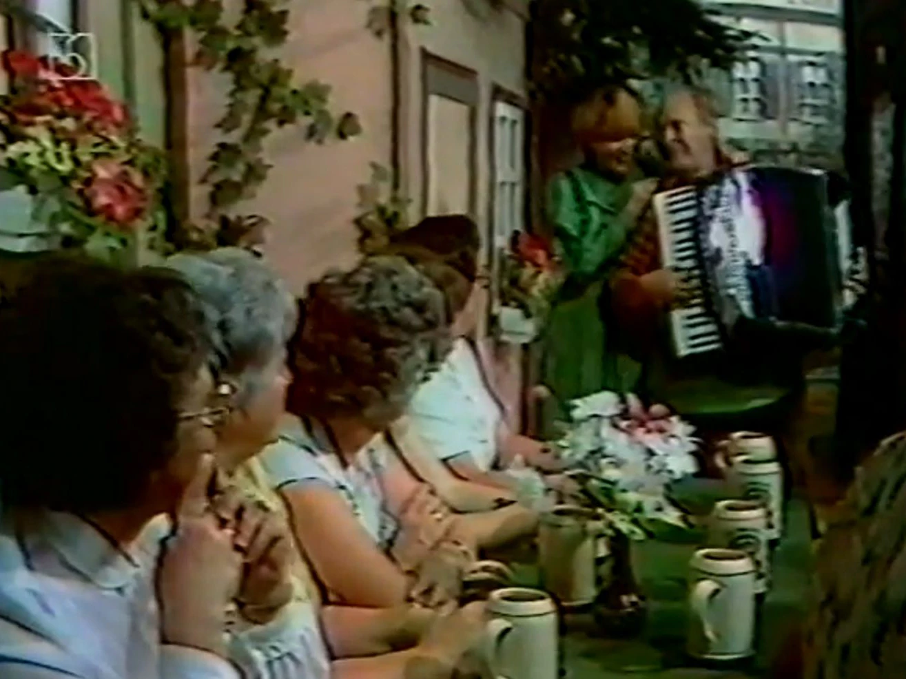 Beim Oberhofer Bauernmarkt ging es volkstümlich zu. Die Gäste im Studio saßen an langen Bierbänken, genossen die Volksmusik-Stars der DDR.
