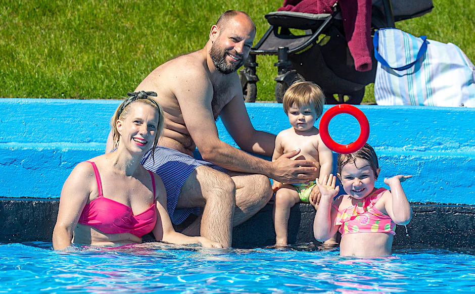 Familie beim Baden (Symbolfoto): Ein Schwimmbadbesuch kostet für eine Kleinfamilie in Berlin inzwischen gut und gerne über 50 Euro. Aber wie kann das sein?