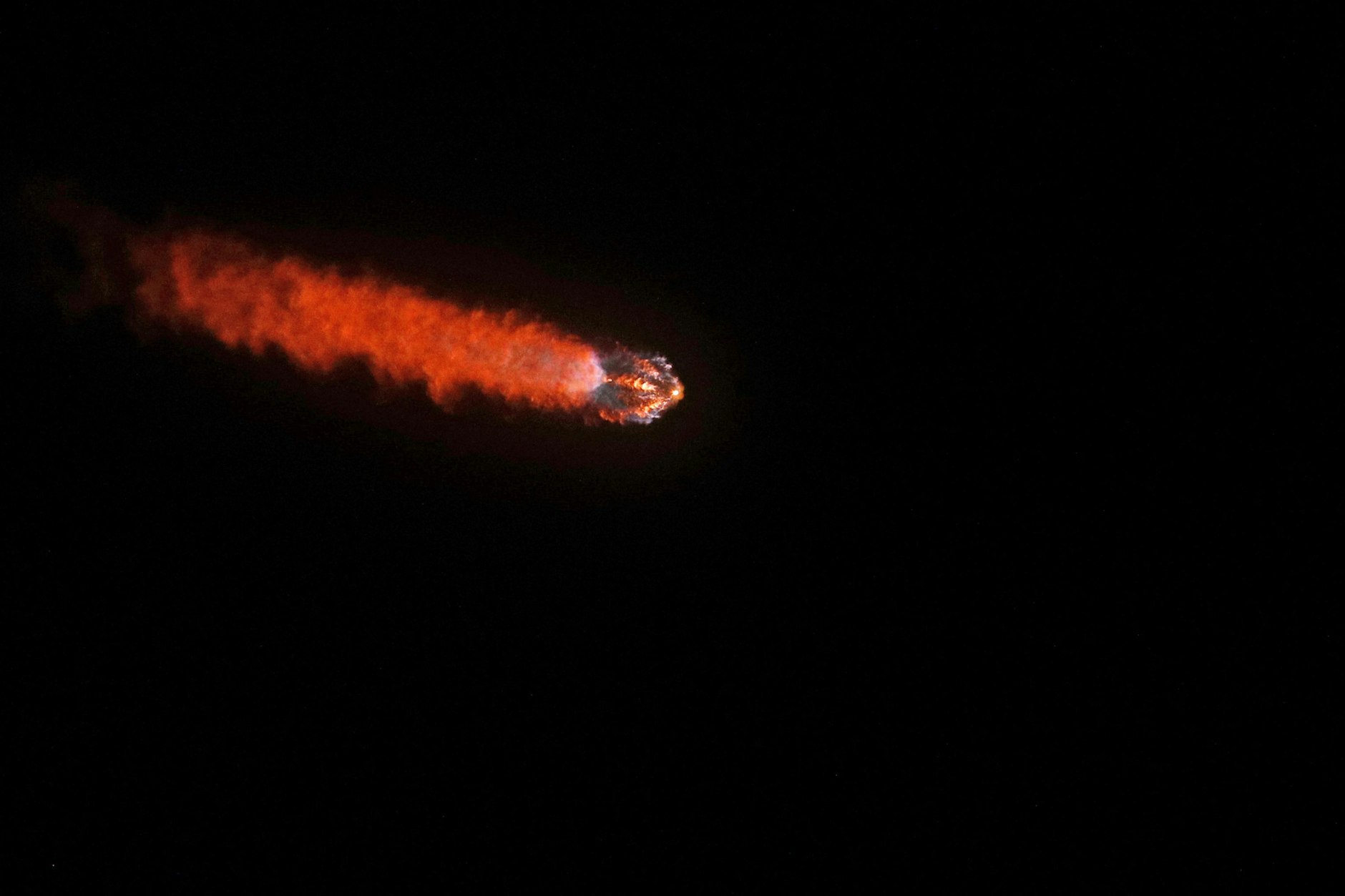 Die SpaceX Falcon-9-Rakete startete in der Nacht zu Dienstag ihre Mission über den Polarregionen.