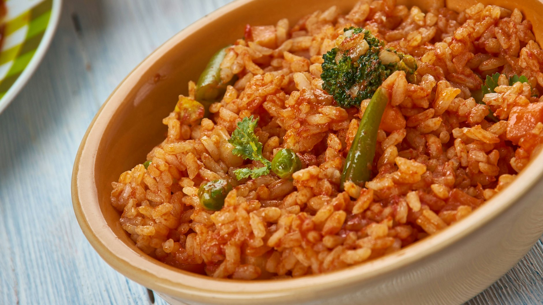 Der leckere Balkanreis mit Paprika und Tomaten ist einfach und schnell gemacht, das Rezept für Reispfanne eignet sich prima als schnelles Abendbrot.