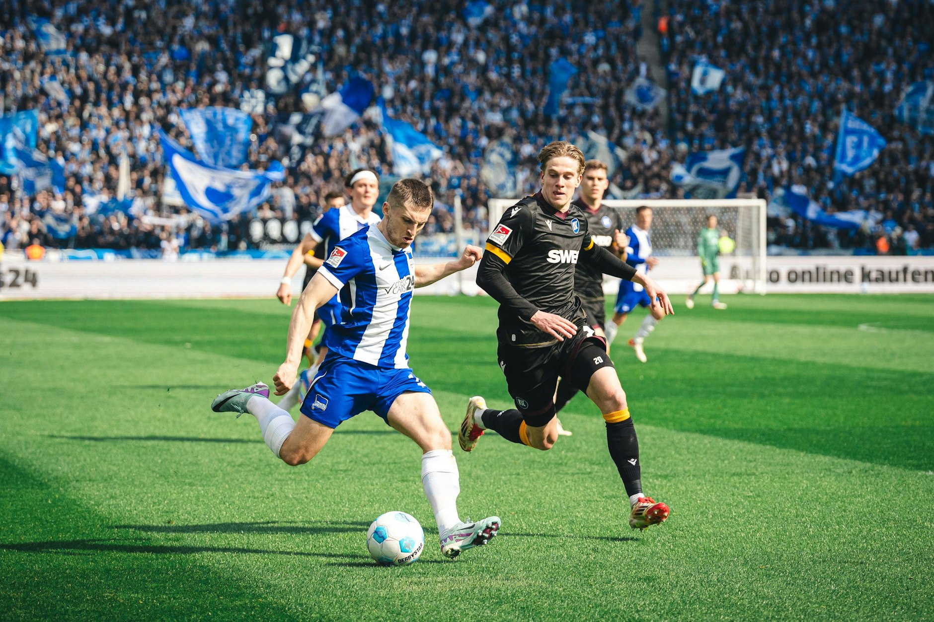 Herthas Jonjoe Kenny ist den entscheidenden Schritt schneller, flankt aus vollem Lauf.