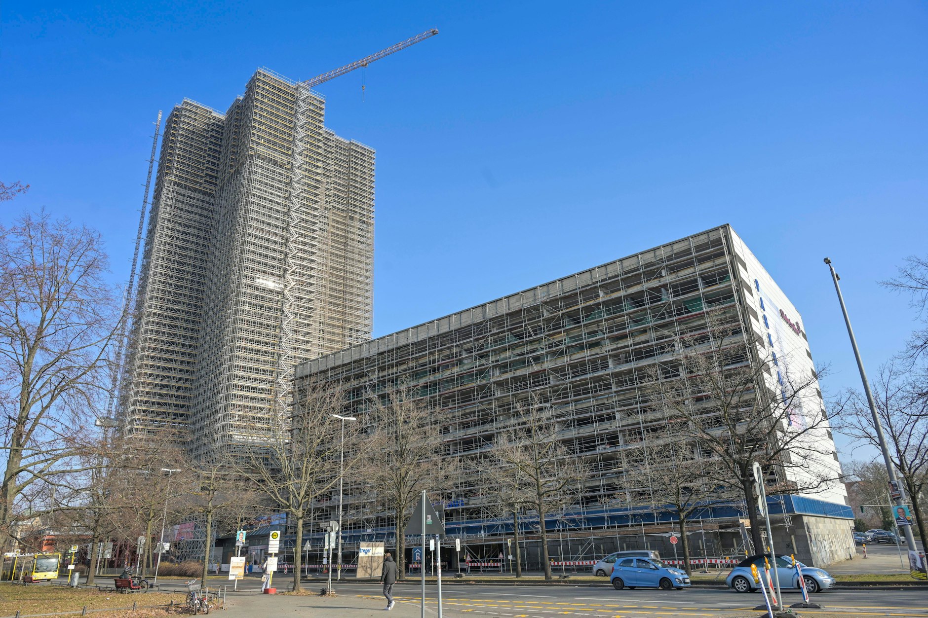 Der Steglitzer Kreisel und das danebenstehende Parkhaus gammeln seit Jahren vor sich hin.