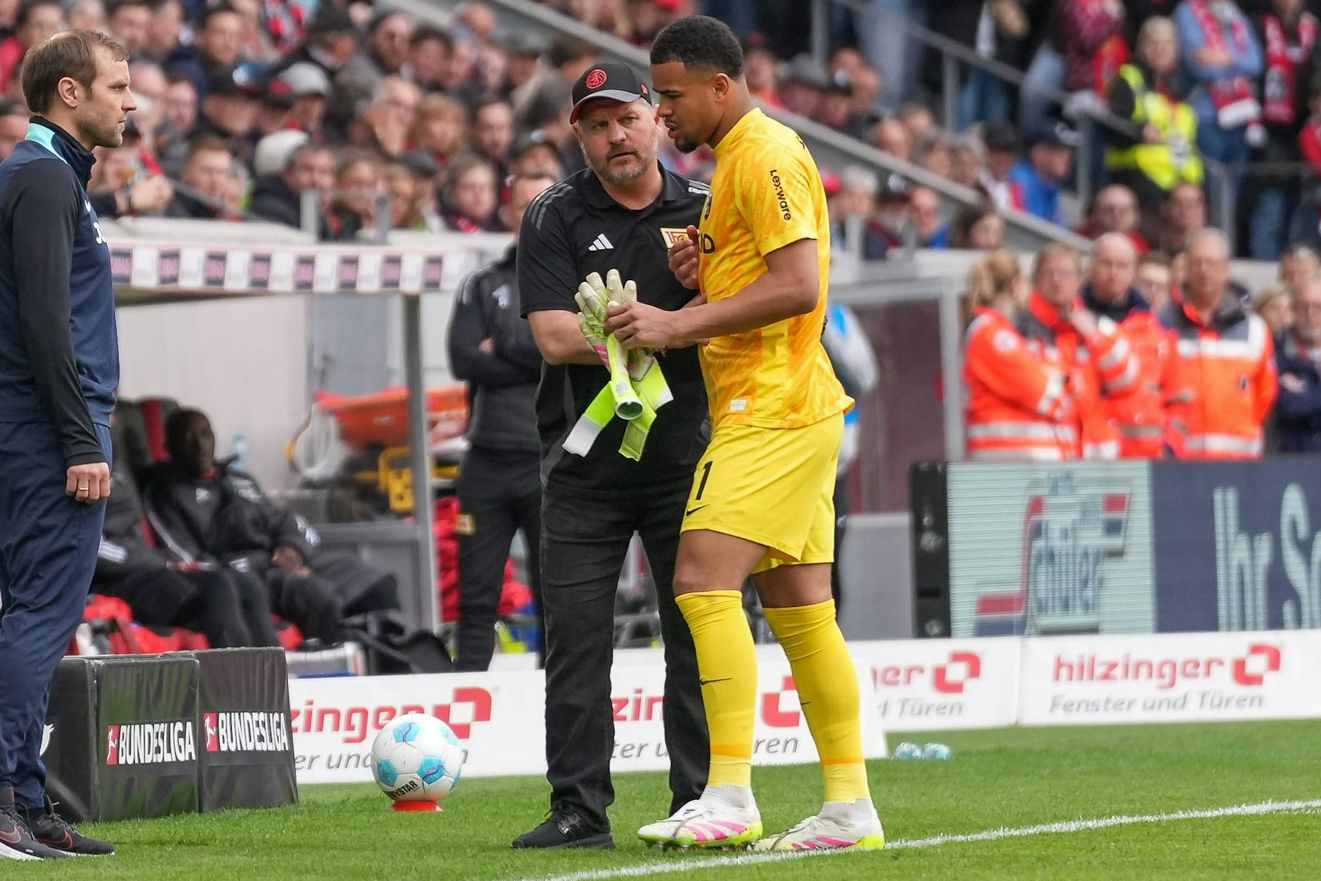 So viel Zeit für Fairness muss sein. Unions Trainer Steffen Baumgart gibt Freiburgs Keeper Noah Atubolu ein paar Worte bei der verletzungsbedingten Auswechslung mit.