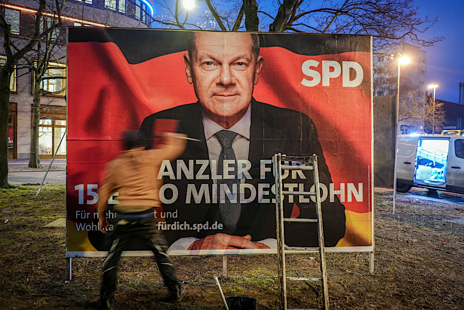 Ein SPD-Wahlplakat soll in Berlin von einem Saboteur beschädigt worden sein.