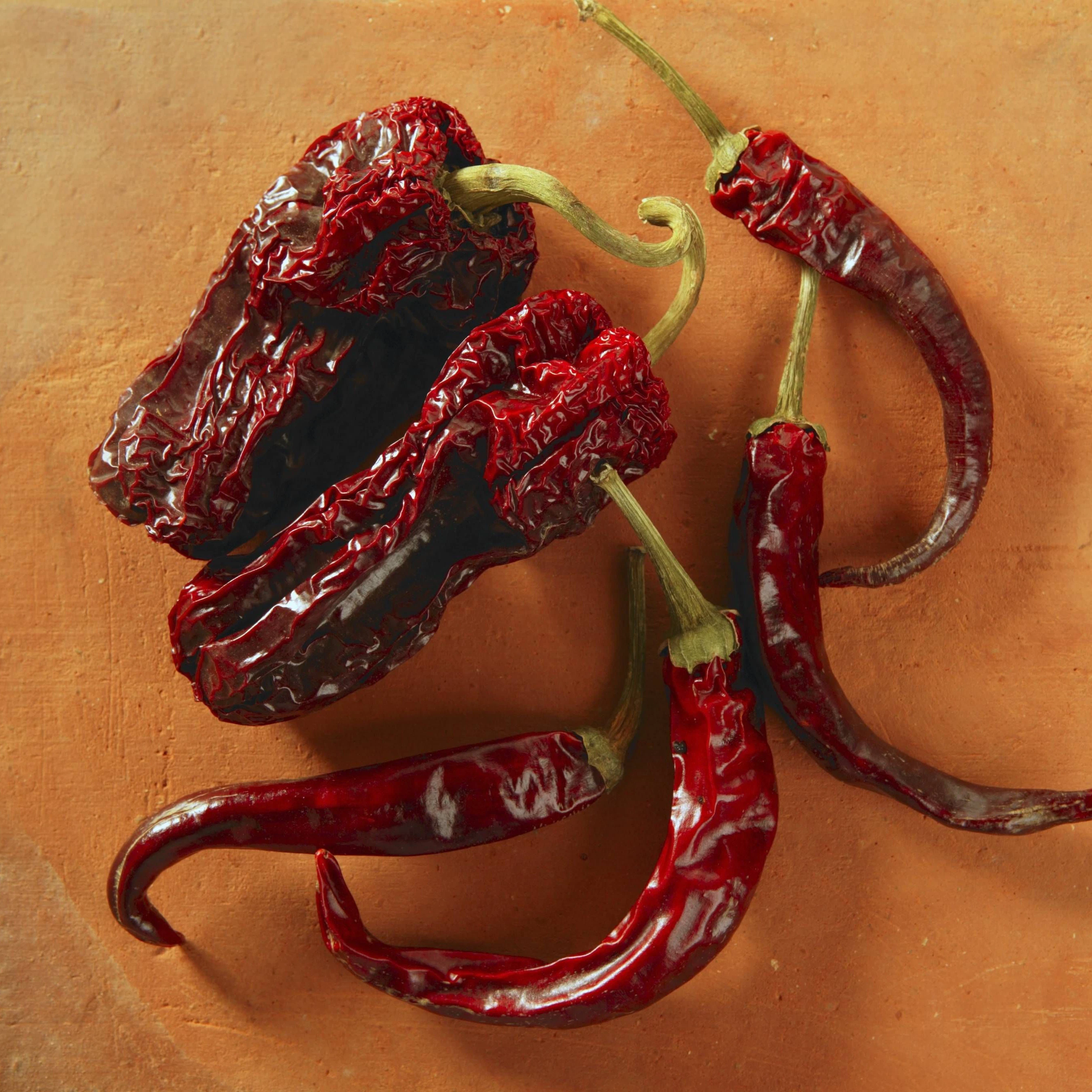 Ein Sud aus Chilischoten soll Blattläuse vertreiben - das Rezept ist sehr einfach und setzt auf natürliche Inhaltsstoffe statt auf Chemie.