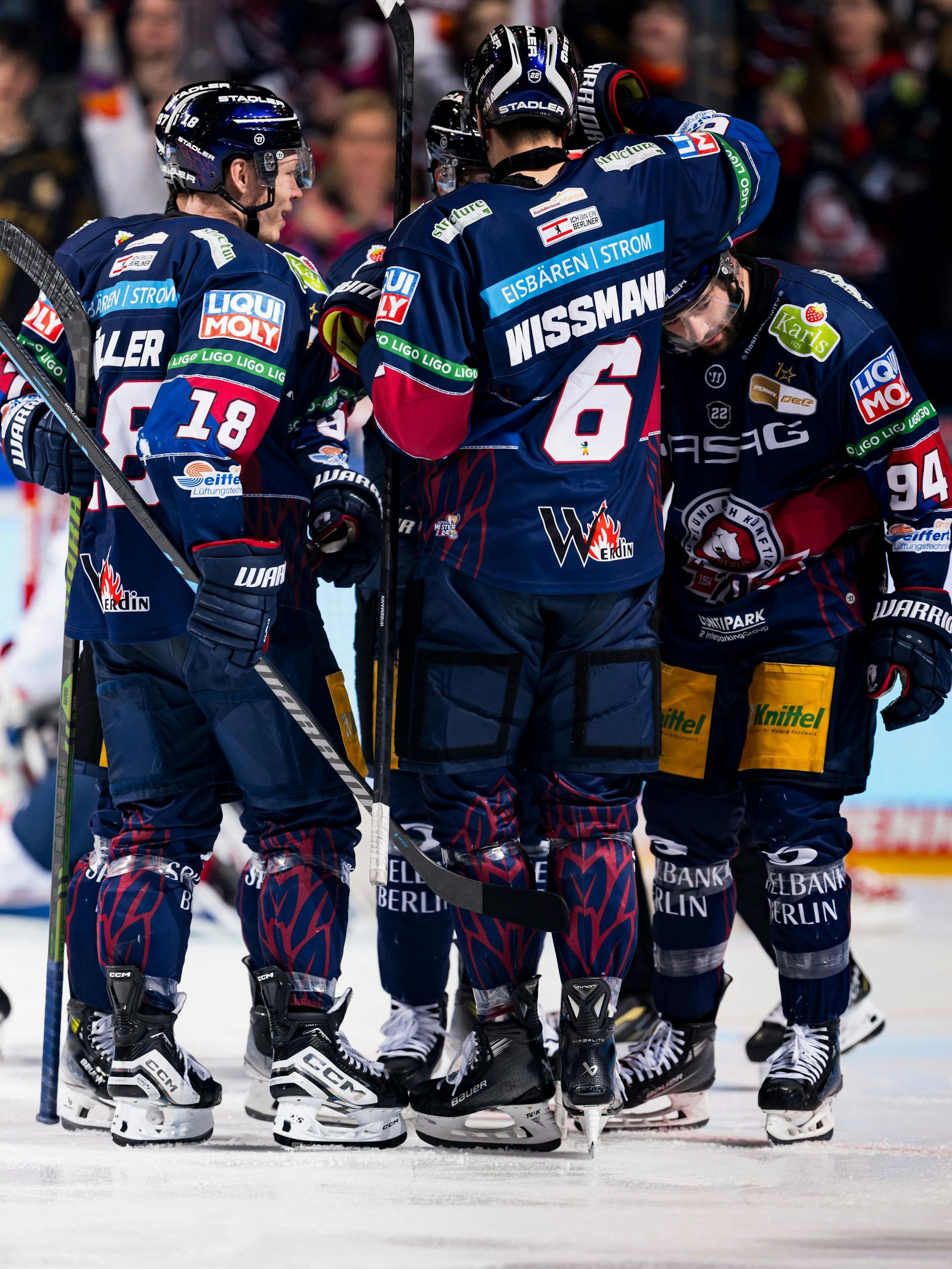 Die Spieler der Eisbären Berlin feiern das Tor zum 1:0 während des Spiels gegen Adler Mannheim.
