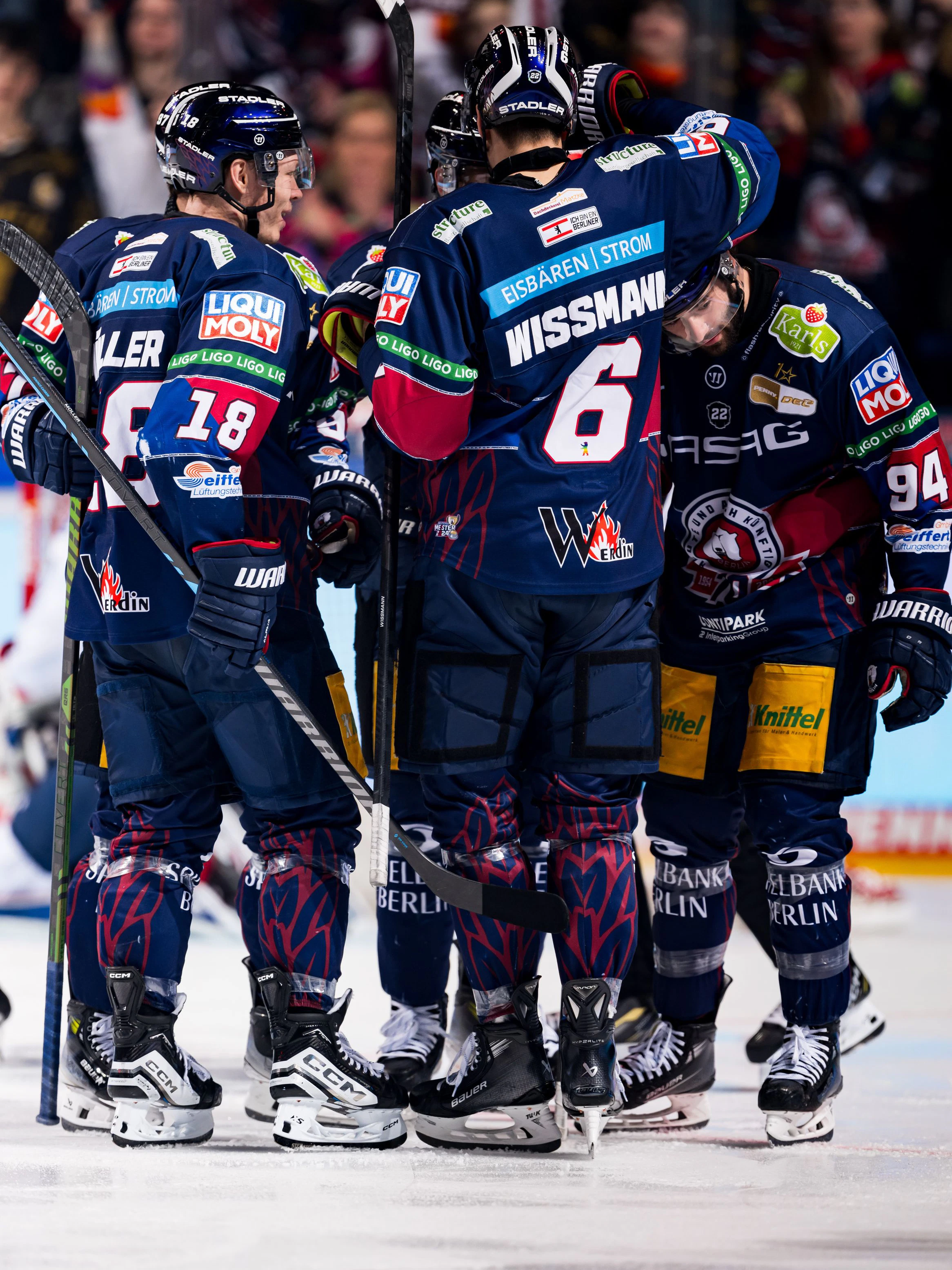 Die Spieler der Eisbären Berlin feiern das Tor zum 1:0 während des Spiels gegen Adler Mannheim.