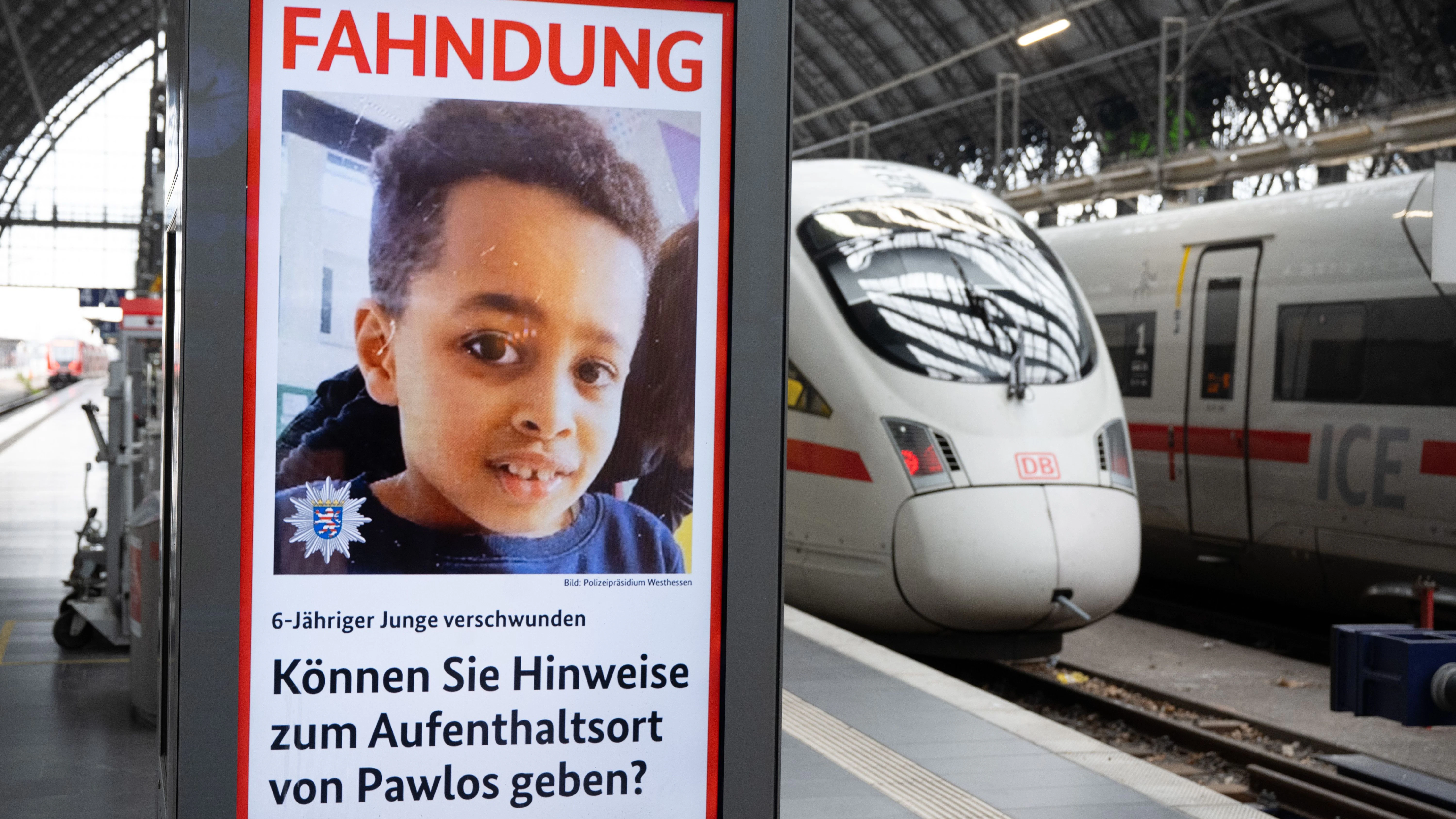 Mit einem Foto des vermissten Pawlos aus Weilburg sucht das BKA bundesweit auf Infoscreens in Bahnhöfen nach dem vermissten Jungen. Hier in Frankfurt am Main.